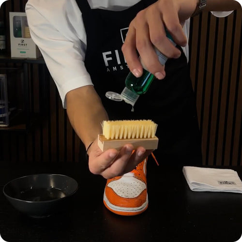 Prepare the brush